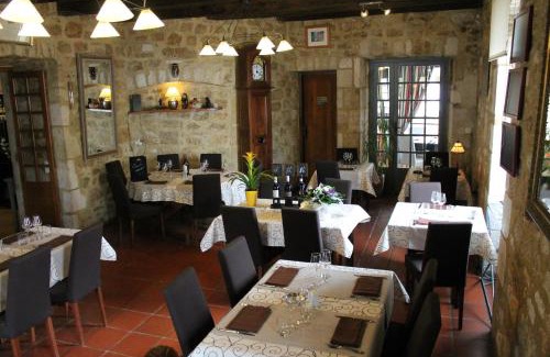 Sauzet Hotel | Logis Hotels- Auberge de la Tour - Hôtel et restaurant
