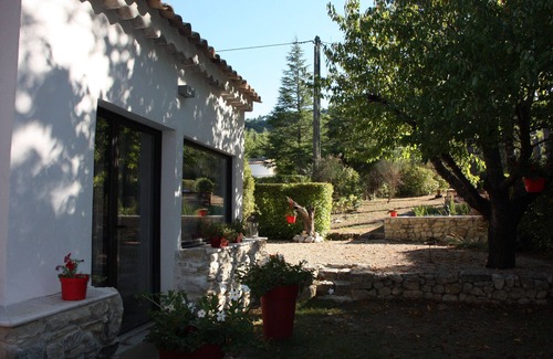Le Puy-Sainte-Reparade House | Logis in the middle of the pines