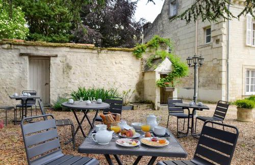 Beaumont-en-Veron Hotel | Logis Manoir De La Giraudière