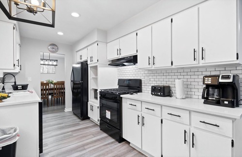 Lombard House | Lombard Rental - Central Ave
