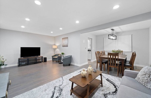 Lombard House | Lombard Rental - Central Ave
