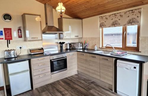 Kelty Ski Chalet | Lomond 6 with Private Hot Tub - Fife - Loch Leven - Lomond Hills