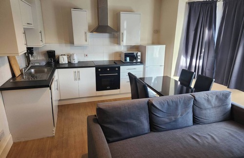 Addiscombe Apartment | London 2 Bed Sleeps 5 to 6 Netflix Family Friendly