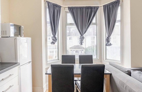 Addiscombe Apartment | London 2 Bed Sleeps 5 to 6 Netflix Family Friendly