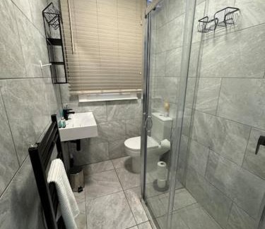 Stratford Apartment | London 2 bedroom garden flat! 1 min from station!