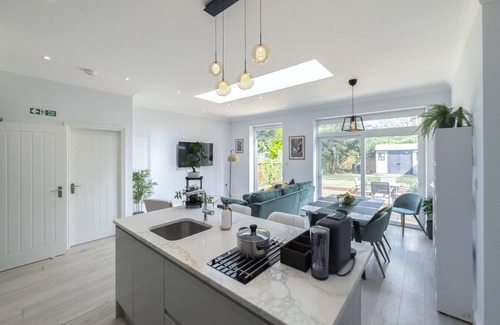 Golders Green House | London 5 BR Garden Hse Near Tube & Hampstead Heath