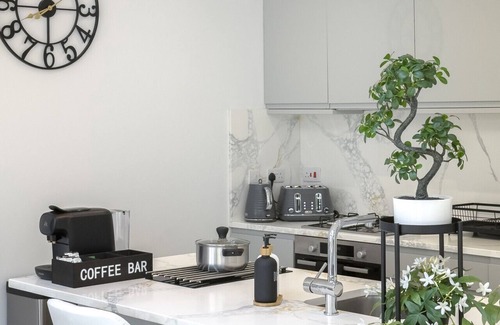 Golders Green House | London 5 BR Garden Hse Near Tube & Hampstead Heath