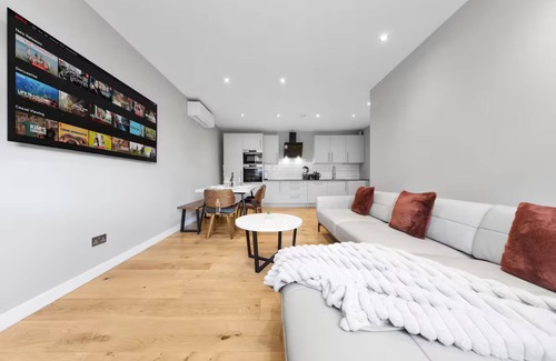 Chaucer Apartment | London Bridge Luxury by Sol Haven