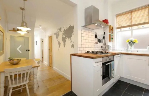 Woodberry Down Apartment | London bright flat+open fireplace+garden+staycation+wfh fast wifi