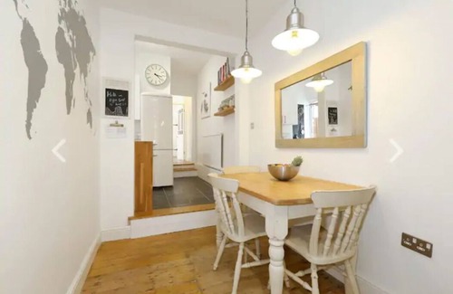 Woodberry Down Apartment | London bright flat+open fireplace+garden+staycation+wfh fast wifi