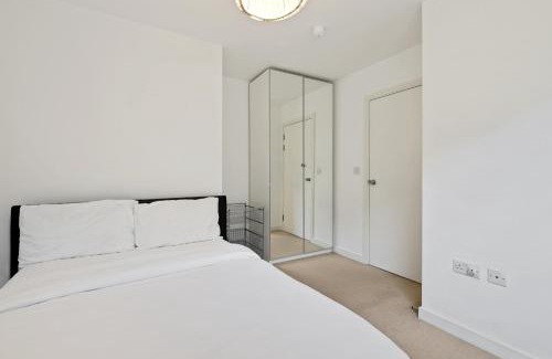 Royal Docks Apartment | London Dockside 3 Bed