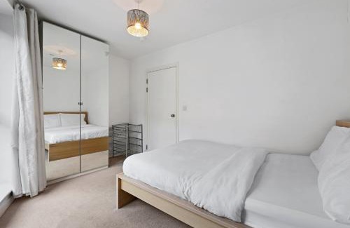 Royal Docks Apartment | London Dockside 3 Bed