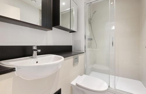 Royal Docks Apartment | London Dockside 3 Bed