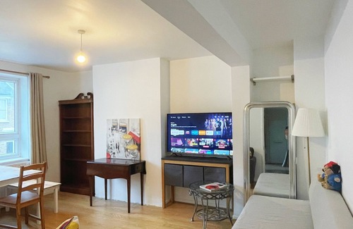 Hammersmith Apartment | London Hammersmith - Spacious 3 Bed - 5 minutes to tube and Thames River Walk