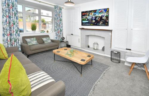 Newcastle-Under-Lyme House | London House by YourStays - 5 Bedroom House in Newcastle-under-Lyme