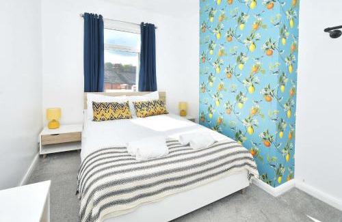 Newcastle-Under-Lyme House | London House by YourStays - 5 Bedroom House in Newcastle-under-Lyme