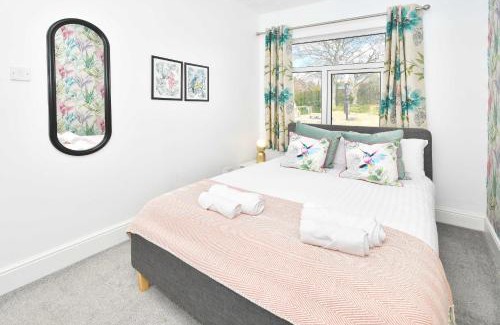 Newcastle-Under-Lyme House | London House by YourStays - 5 Bedroom House in Newcastle-under-Lyme