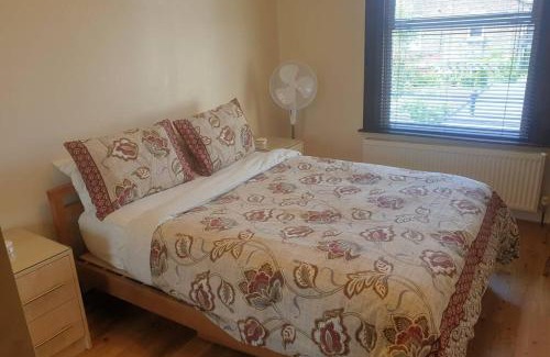 Valentines Apartment | London Luxury 2 Bedroom Flat 5min walk from Overground, with FREE WIFI, FREE PARKING-Sleeps x6