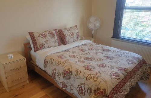 Valentines Apartment | London Luxury 2 Bedroom Flat 5min walk from Overground, with FREE WIFI, FREE PARKING-Sleeps x6