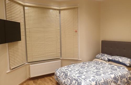 Valentines Apartment | London Luxury Apartments 5 min walk from Ilford Station, with FREE PARKING & FREE WIFI