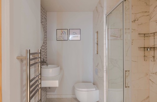 Clerkenwell Apartment | London's Calling - Farringdon - by Frankie Says