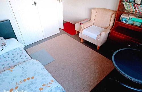 Elm Park House | London's Cosy Double bedroom