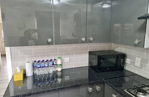 Thamesmead House | London - Sleeps 4 - Parking - Garden - Petfriendly