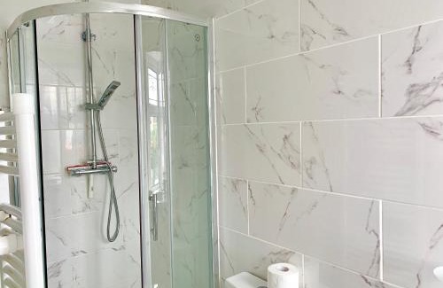Valentines Apartment | London Studio Apartments, Private Bathroom, Kitchenette, Parking, NP3