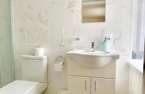 Valentines Apartment | London Studio Apartments, Private Bathroom, Kitchenette, Parking, NP3