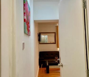 Valentines Apartment | London Studio Apartments, Private Bathroom, Kitchenette, Parking, NP4