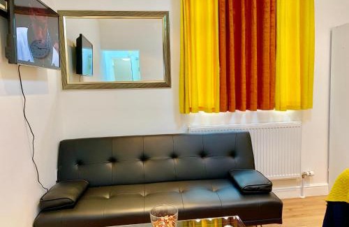 Valentines Apartment | London Studio Apartments, Private Bathroom, Kitchenette, Parking, NP4