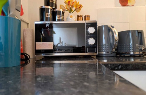 West Hendon Apartment | London Studio centrally located, minutes from train stations