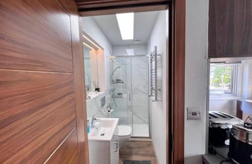 Coppetts Apartment | London Studio Retreat - Colney Hatch Lane