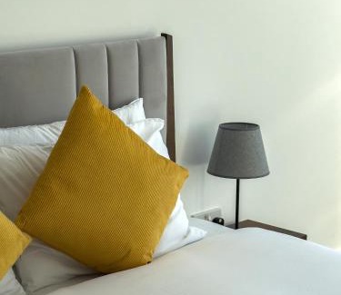 Island Gardens Apartment | London Thames River Stunning Views 2BR 2 Bath 2 Balcony Sleeps Family of 6