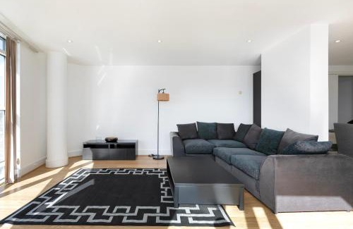 Island Gardens Apartment | London Thames River Stunning Views 2BR 2 Bath 2 Balcony Sleeps Family of 6