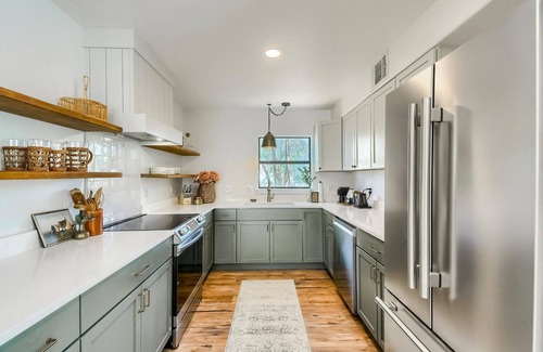 Johnson City House | Lone Star Lokal for 12 Downtown Near Wineries! Private Biergarten, Fire Pit!