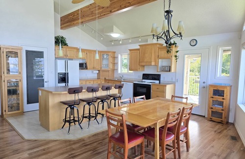 Blind Bay House | Lone Tree Lodge: Semi-waterfront with private beach, dock, boat launch + buoy