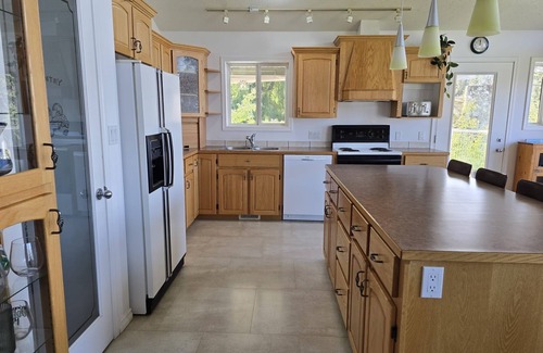 Blind Bay House | Lone Tree Lodge: Semi-waterfront with private beach, dock, boat launch + buoy