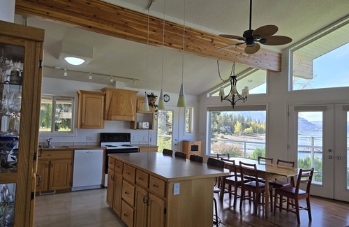 Blind Bay House | Lone Tree Lodge: Semi-waterfront with private beach, dock, boat launch + buoy