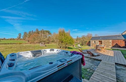 Saint-Mathieu House | Longère de charme - jardin et spa