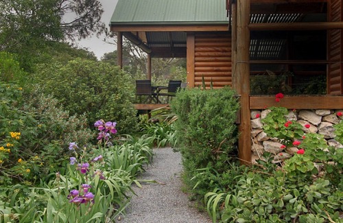 Lake Wangary House | Long Beach Eco-Lodge is the perfect property for nature lovers, with an abundance of wildlife birds, kangaroos and emus, as well as bush and sea views