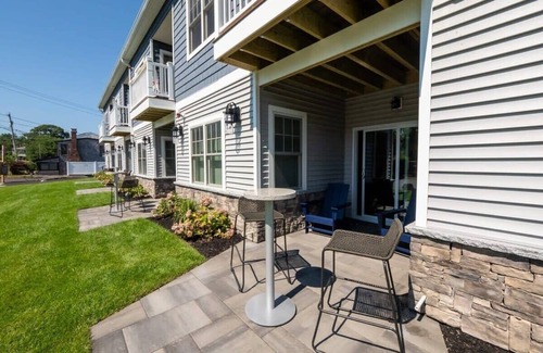 Gloucester Apartment | Long Beach Suites: Book 2025 Summer Trip Today!