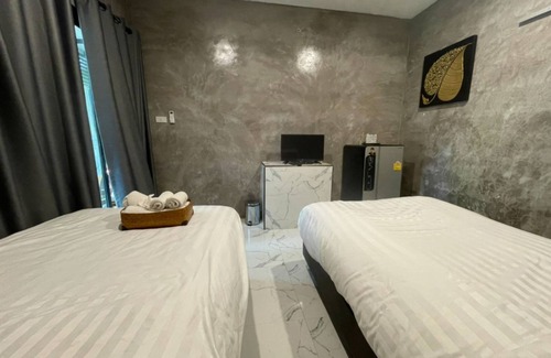 Si Racha Hotel | Long Lake Resort