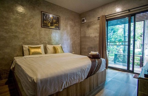 Si Racha Hotel | Long Lake Resort