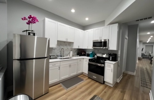 Greater Grand Crossing Apartment | LONG STAY,4BED,UC 2MI,FREE PRKG,DWTN 15MIN