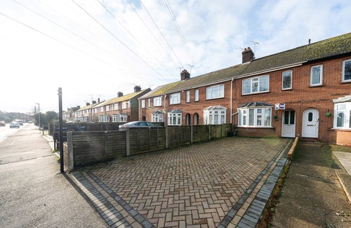 Canterbury House | !LONG STAY OFFER! 3 CAR DRIVEWAy
