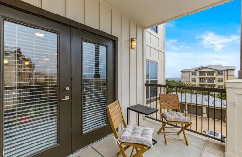 West Oak Hill Apartment | Long Stays Welcome, Pool, Free Parking, and Balcony
