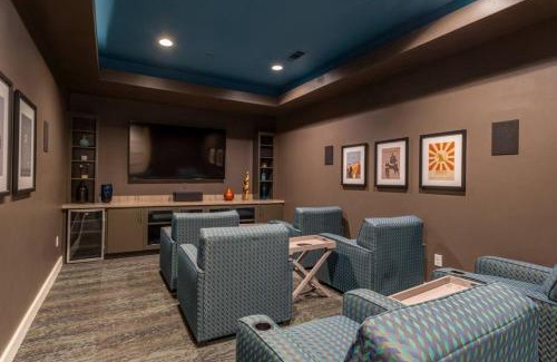 West Oak Hill Apartment | Long Stays Welcome, Pool, Free Parking, and Balcony