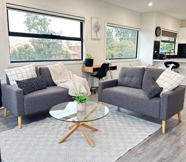 Preston Apartment | Long-Term Stays-2BR Townhouse on Bell Street, Preston, Central & Near Tram, pets welcome