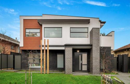Preston Apartment | Long-Term Stays-2BR Townhouse on Bell Street, Preston, Central & Near Tram, pets welcome